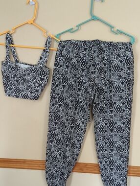 Black & White Geometric Jogger Set - Women